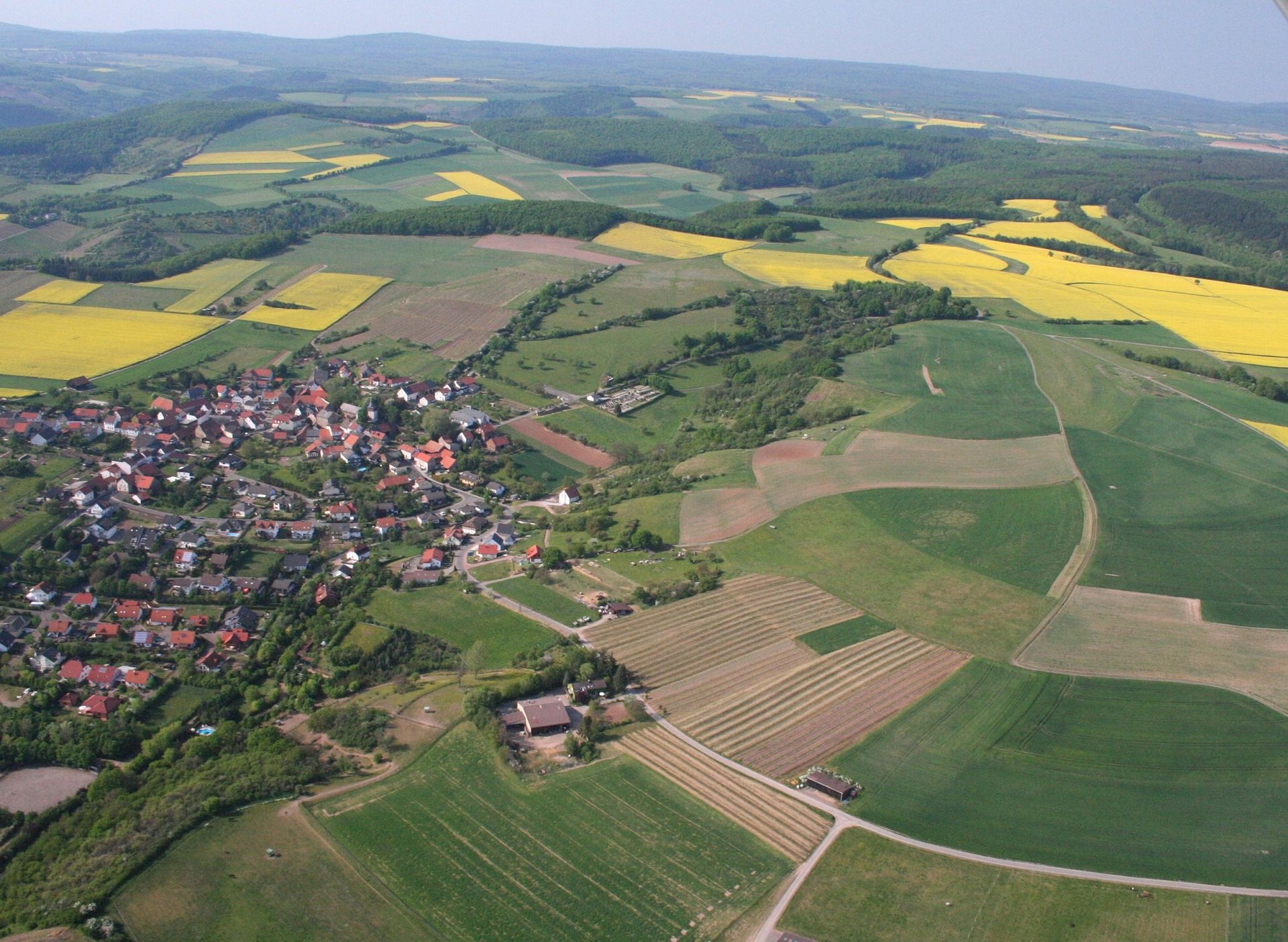 Luftbild zeigt Siedlung und Ackerflächen
