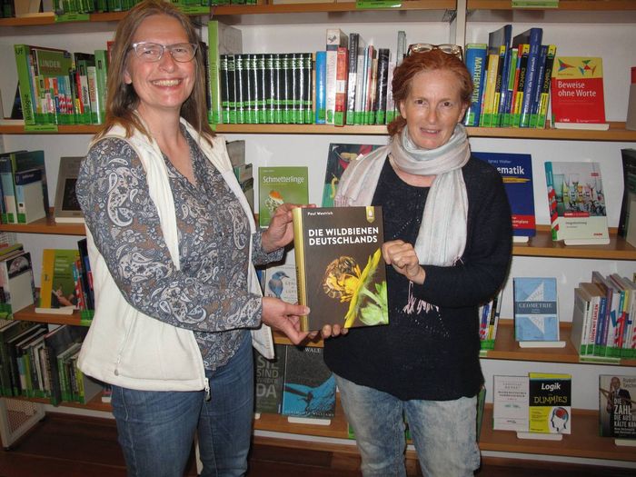 Sabine Knapp überreicht das Wildbienen-Buch an die Stadtbücherei Heppenheim