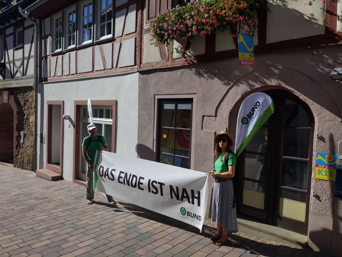 Dauermahnwache mit Banner "Das Ende ist nah"