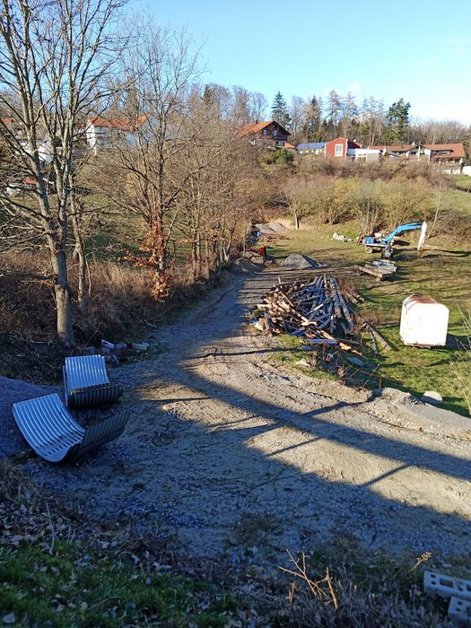 Auf einer Wiese wurde ein Schotterweg angelegt und allerlei Baumaterial deponiert. 