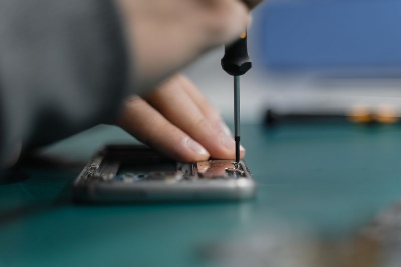 Ein Smartphone wird repariert.