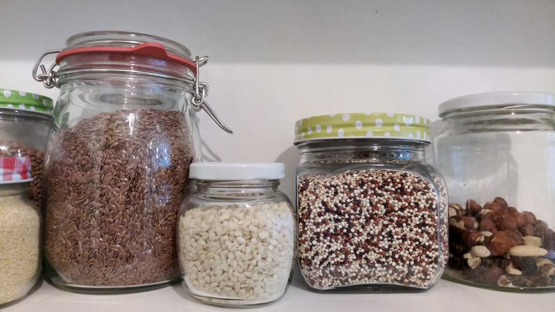 Lebensmittelvorräte in Gläsern