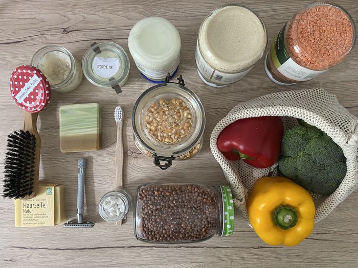 Gemüse im Netz, Körner im Glas, Zahnbürste mit Holzgriff, Haarseife und andere Produkte ohen Plastik