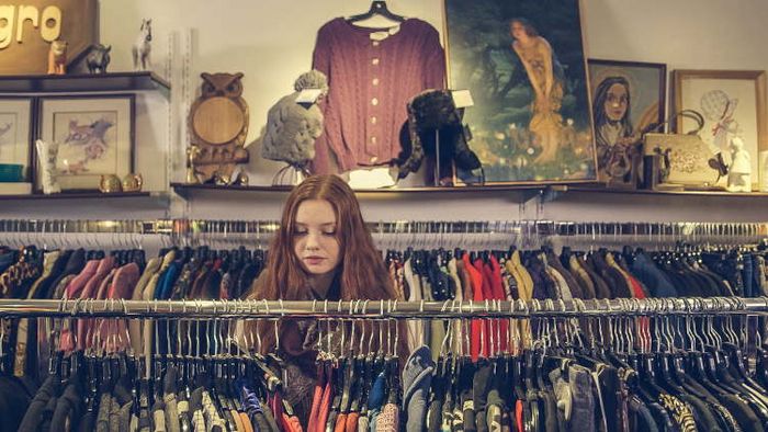 Junges Mädchen in einem Second-Hand-Laden