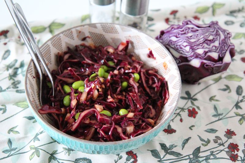 Schüssel mit Rotkohl-Zwiebel-Edamame-Salat
