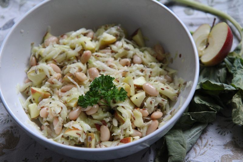 Schüssel mit Apfel-Kohlrabi-Salat mit weißen Bohnen