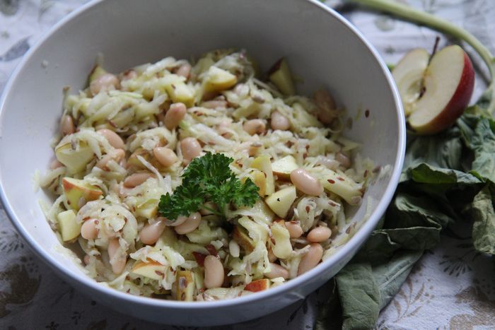 Schüssel mit Apfel-Kohlrabi-Salat mit weißen Bohnen