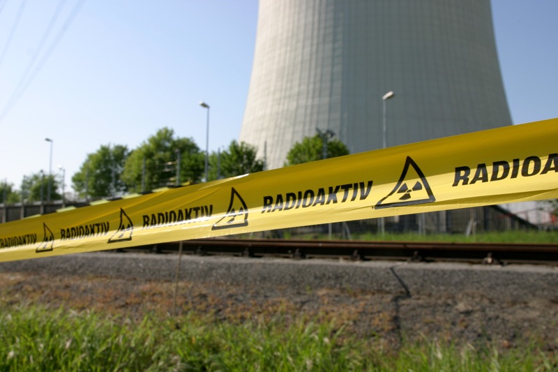 Radioaktiv-Flatterband vor dem AKW Biblis