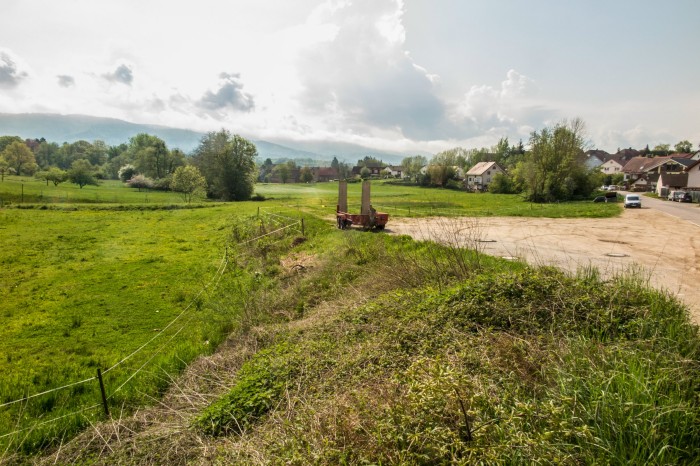 Aufgeschüttete Fläche am Ortsrand 