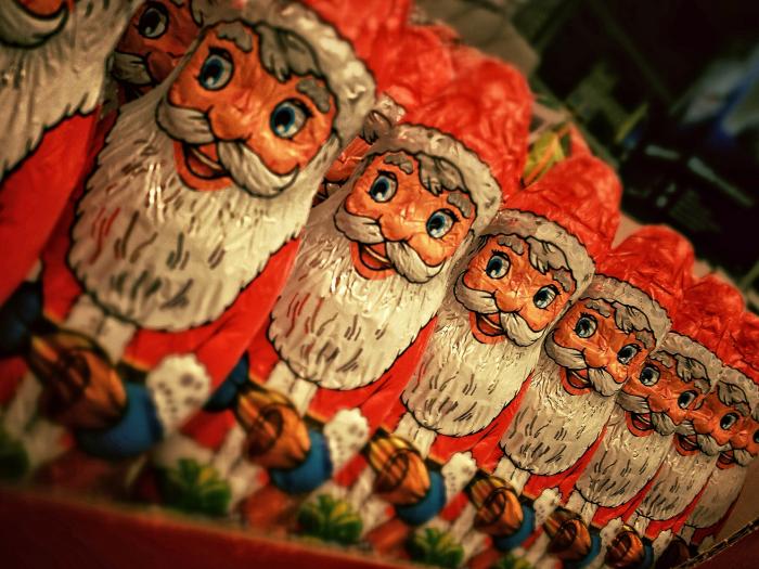 Eine Reihe Schoko-Nikoläuse