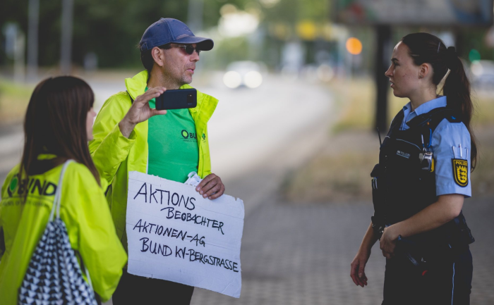 Aktionen-AG des BUND Bergstraße bei der Beobachtung einer Laufblockade in Mannheim
