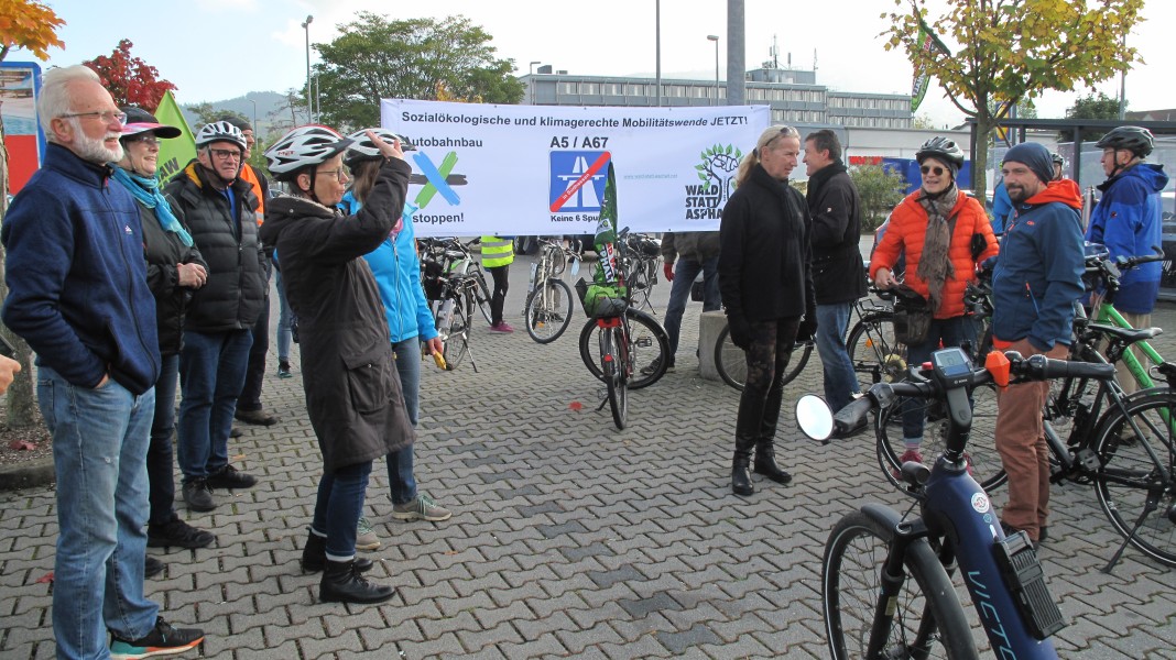 Personen stehen neben einem Banner, das für eine sozialökologische und klimagerechte Mobilitätswende wirbt.